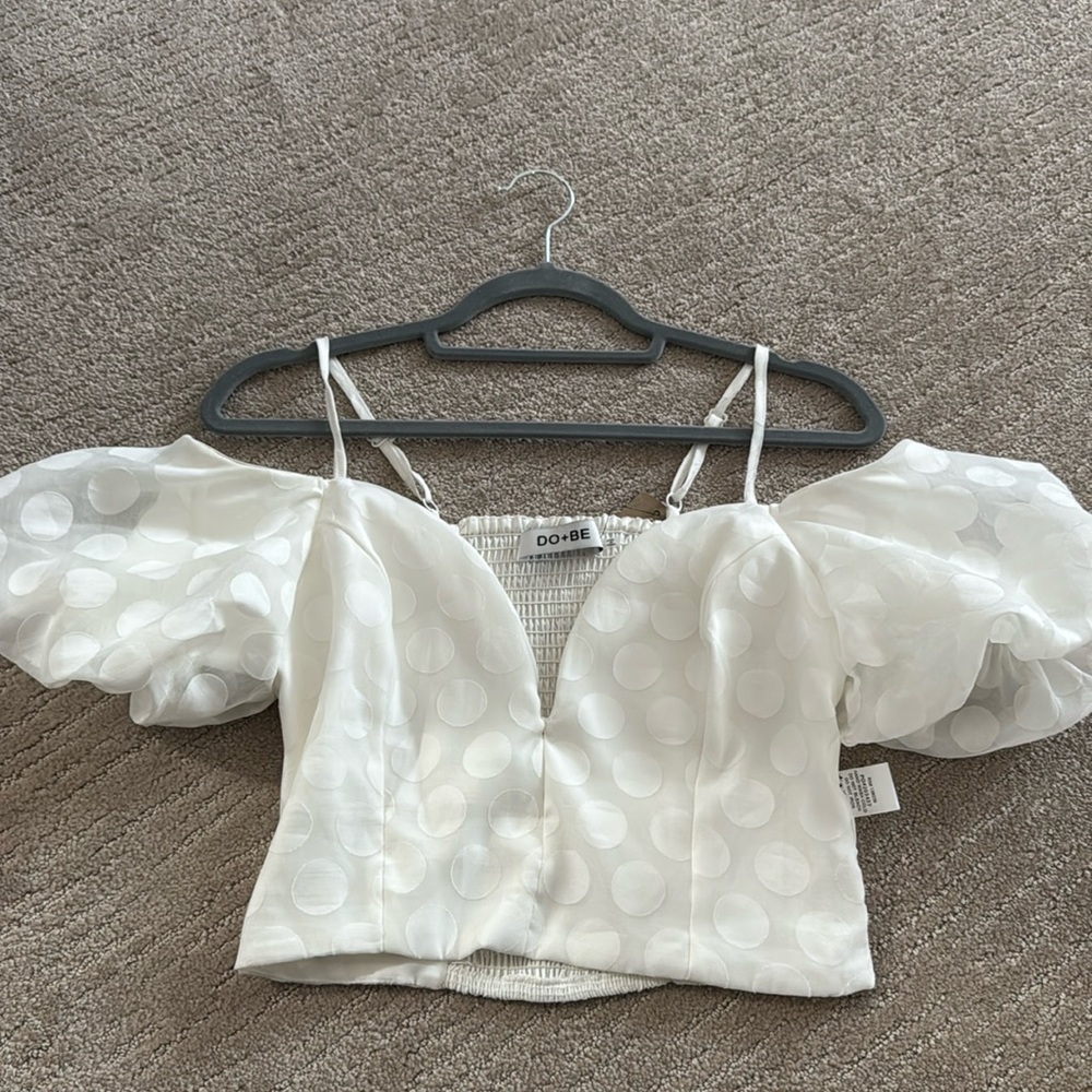 NEW WITH TAGS pokeadot white top🤍